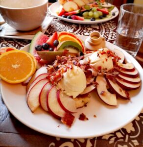 repas en restaurant avec fruits et oeufs