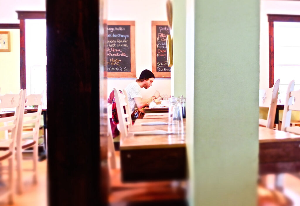 salle à manger du café aragon avec un client assit à une table